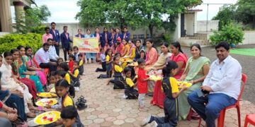 गुरु पौर्णिमेनिमित्त किंग्स इंग्लिश शाळेत विद्यार्थ्यांनी केली मातापित्यांची पुजा