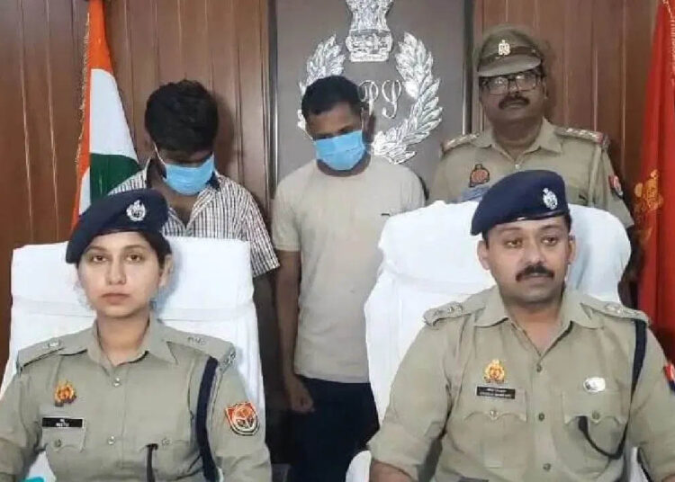 ‘वर्दी वाला गुंडा’, व्यावसायिकाला घातला गंडा, पोलीस निरीक्षकासह 3 जणांना अटक