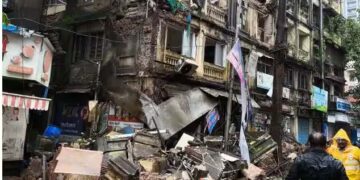मुंबईतील ग्रँट रोड परिसरात इमारत कोसळली, एका महिलेचा मृत्यू, तर 3 जण जखमी