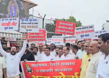 साई संस्थानविरोधात ग्रामस्थ आक्रमक, प्रवेशद्वारांवर हार घालत जोरदार घोषणाबाजी