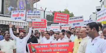 साई संस्थानविरोधात ग्रामस्थ आक्रमक, प्रवेशद्वारांवर हार घालत जोरदार घोषणाबाजी