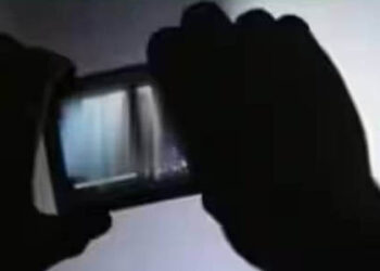अंगावर एकही कपडा न घालता रस्त्यावर चालतानाचा पती-पत्नीचा व्हीडिओ व्हायरल