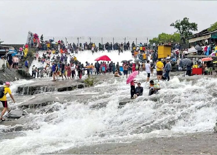 पर्यटन स्थळी जाताना टाळा उताविळपणा; एका विद्यार्थ्याने जीव गमावला