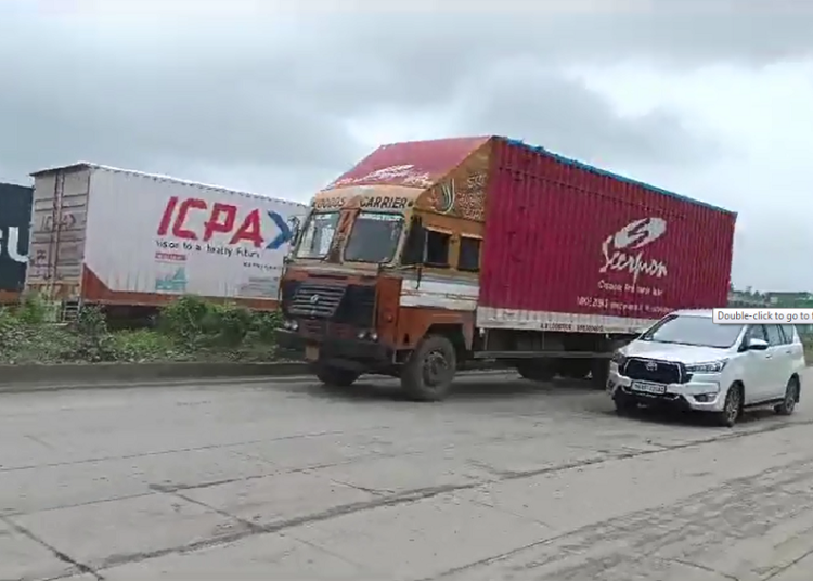 अहमदाबाद मुंबई हायवे नं. 48 धोकादायक व त्रासदायक ठरत आहे