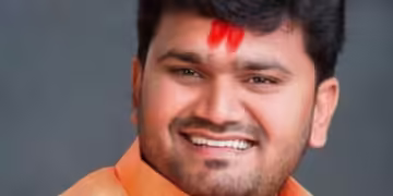 शिवसेना बीड जिल्हाप्रमुख कुंडलिक खांडे यांची हकालपट्टी; अटकेनंतर पक्षाची कारवाई