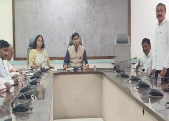 जिल्हाधिकारी यांच्या अध्यक्षेतखाली, जिल्हा स्वस्त धान्य दुकानदारांची बैठक