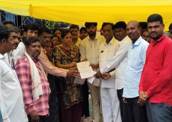 मानेगाव येथील क्रांतीनगर ते लालदेव फाटा रस्त्याचे काम तात्काळ करा; गावकर्‍यांचे जिल्हाधिकारी कार्यालयासमोर आंदोलन