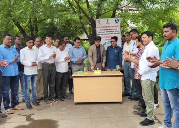 जिल्हाधिकारी डॉ. श्रीकृष्ण पांचाळ यांच्या हस्ते केक कापून झाडांचा आठवा वाढदिवस साजरा