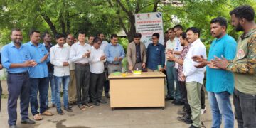 जिल्हाधिकारी डॉ. श्रीकृष्ण पांचाळ यांच्या हस्ते केक कापून झाडांचा आठवा वाढदिवस साजरा