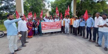 बांधकाम कामगारांच्या प्रलंबित प्रश्नांसाठी लाल बावटा कामगार संघटनेचे जिल्हाधिकारी कार्यालयासमोर तीव्र निदर्शने