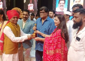  लोकशाहीर आप्पासाहेब उगले यांना चित्रपट अभिनेते अशोक सराफ यांच्या हस्ते कलागौरव पुरस्कार प्रदान