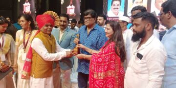  लोकशाहीर आप्पासाहेब उगले यांना चित्रपट अभिनेते अशोक सराफ यांच्या हस्ते कलागौरव पुरस्कार प्रदान