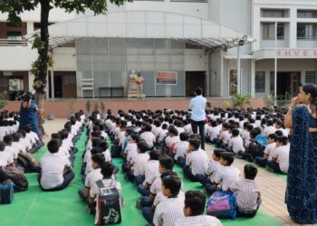 राष्ट्रीय हिंदी विद्यालय विद्यालयात शालेय विद्यार्थ्यांना वाहतुक नियमाचे मार्गदर्शन