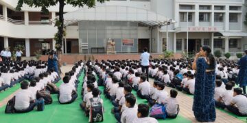 राष्ट्रीय हिंदी विद्यालय विद्यालयात शालेय विद्यार्थ्यांना वाहतुक नियमाचे मार्गदर्शन