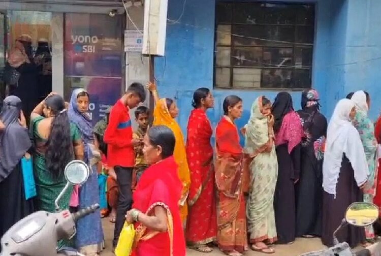 बहिणींच्या रकमेला बँकांची कात्री, हाती आले फक्त एक हजार रुपये ?