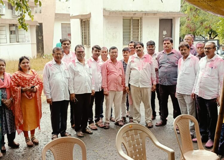 मंत्रिमंडळाने घेतलेल्या निर्णयानंतर जालन्यात ग्रामसेवकांकडून आनंद उत्सव साजरा