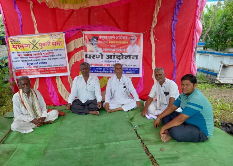 मनोज जरांगे यांना पाठिंबा देण्यासाठी जालन्यात धरणे आंदोलन