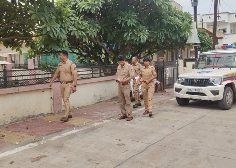 राहत्या घरात व्यापाऱ्याने स्वतःवर झाडली गोळी