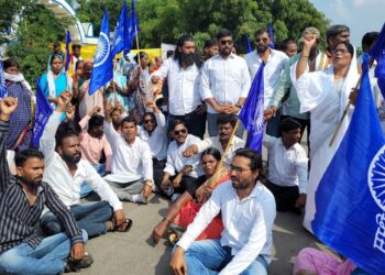 बौध्द समाजाचे जिल्हाधिकारी कार्यालयासमोर रास्ता रोको आंदोलन