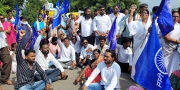 बौध्द समाजाचे जिल्हाधिकारी कार्यालयासमोर रास्ता रोको आंदोलन