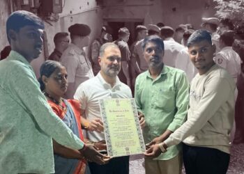 कोल्हापूरात काँग्रेस कार्यकर्त्याच्या लहानशा कौलारु घरात राहुल गांधींचा पाहुणचार