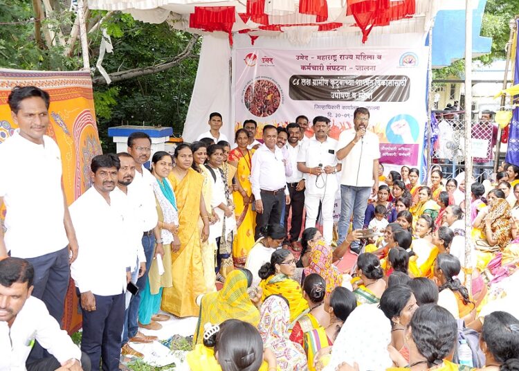 शासकीय सेवेत समावेश करण्याच्या मागणीसाठी उमेदच्या महिलांचा जिल्हा परिषदेवर मोर्च