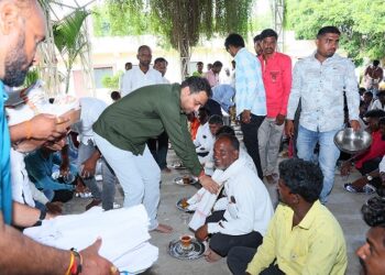 ऊसतोड कामगार परिवाराचा सतीश घाटगे यांच्याकडून सपत्नीक सन्मान