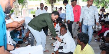 ऊसतोड कामगार परिवाराचा सतीश घाटगे यांच्याकडून सपत्नीक सन्मान