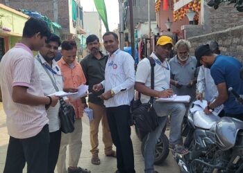 जालना शहरात बीएलओ यांच्या मार्फत मतदाराच्या घरोघरी जावून पोचचिटचे वाटप