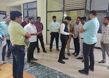 जिल्हाधिकारी डॉ. श्रीकृष्ण पांचाळ यांनी केली मतदान केंद्राची पहाणी