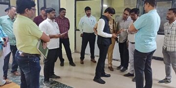 जिल्हाधिकारी डॉ. श्रीकृष्ण पांचाळ यांनी केली मतदान केंद्राची पहाणी