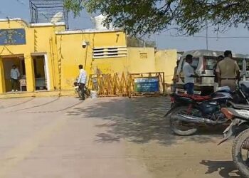 शेवगा येथे जिल्हा परिषद शाळेतील विद्यार्थीनीची शिक्षकानेच काढली छेड; गावकर्‍यांनी चोप देत केले पोलीसांच्या स्वाधीन