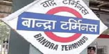 मुंबईतील वांद्रे टर्मिनसवरील रेल्वेमध्ये महिलेवर अत्याचार