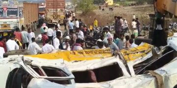  देवदर्शनाला जाणाऱ्या भाविकांच्या मिनी बसला अपघात, बस चालकासह 3 जणांचा मृत्यू
