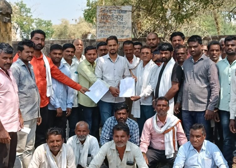 जीवरेखा धरणातून शेतीसाठी पाणी सोडण्याची शेतक-याची मागणी; पाटबंधारे विभागाला दिले निवेदन