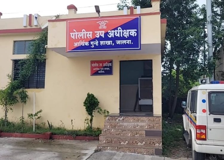 नैसर्गिक आपत्ती अनुदानातील 1.30 कोटी रुपयांचा अपहार करणारा तलाठी प्रवीण सिनगारे आर्थिक गुन्हे शाखेच्या जाळ्यात